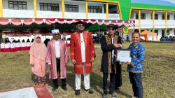 Dua Guru Berdedikasi di Halsel Terima Penghargaan Hardiknas dari Bupati Bassam Kasuba