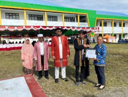 Dua Guru Berdedikasi di Halsel Terima Penghargaan Hardiknas dari Bupati Bassam Kasuba